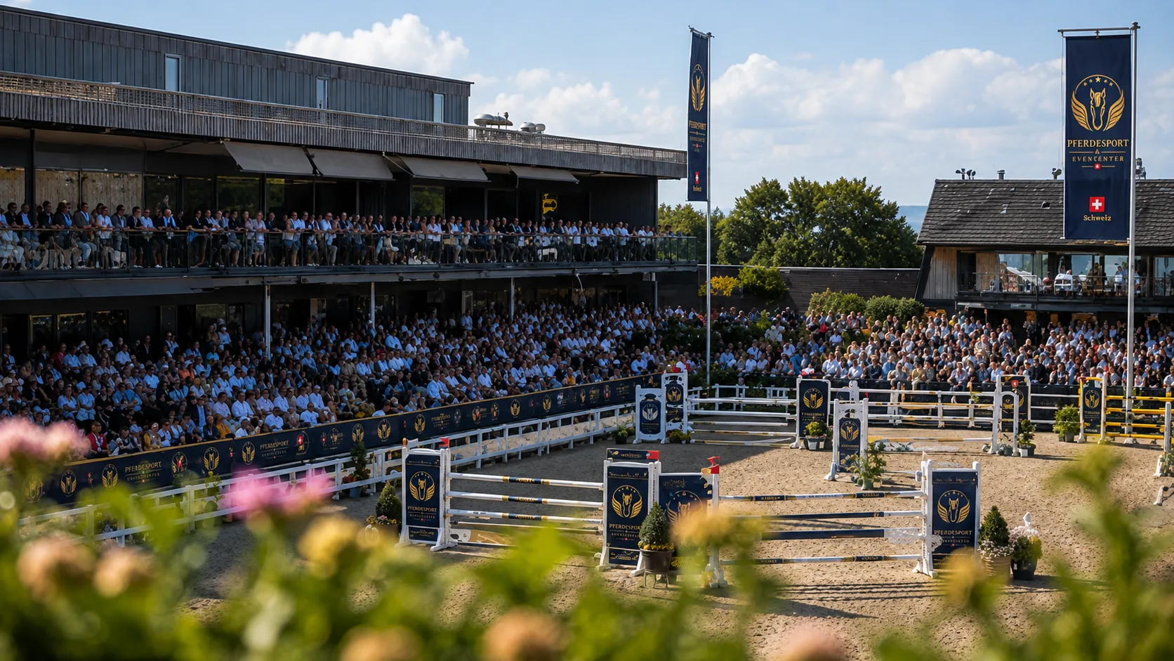 Volle Zuschauertribünen an einem Springturnier im Pferdesport & EventCenter, festliche Eventstimmung draussen