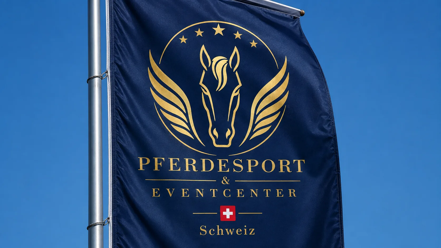 Dunkelblaue Fahne mit goldenem Pferdelogo des Pferdesport & EventCenter Schweiz vor klarem Himmel